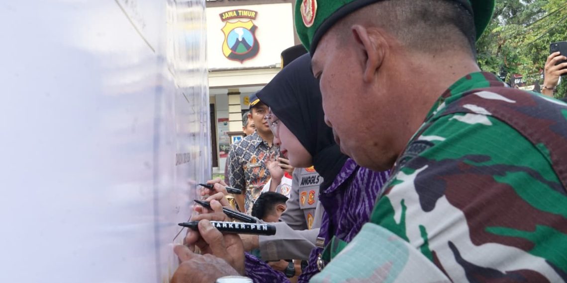 Perkuat Sinergi Keamanan, Wali Kota Kediri Vinanda Prameswati Teken Ikrar Sabuk Kamtibmas