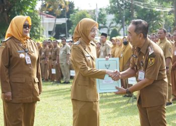 Wali Kota Kediri Serahkan SK Kenaikan Pangkat, Tekankan Kinerja Berbasis Data