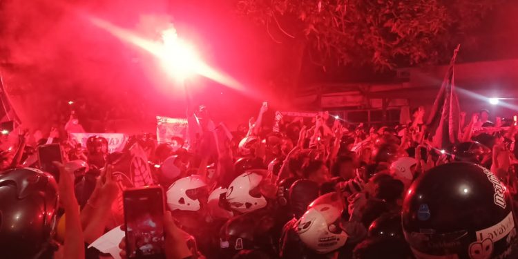 Euforia Persikmania Sambut Kepulangan Persik Kediri Usai Kalahkan Arema FC