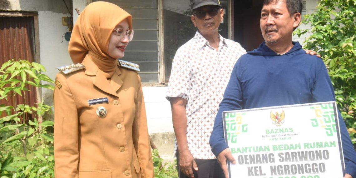 Wali Kota Kediri Vinanda Prameswati Serahkan Bantuan Bedah Rumah di Ngronggo
