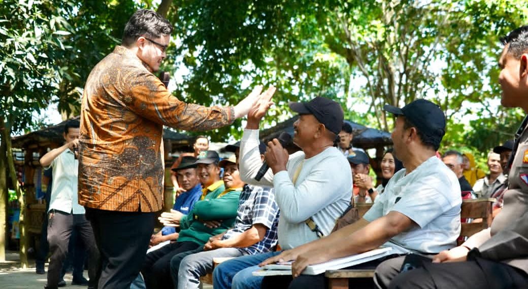 Mas Dhito Salurkan Bantuan Benih dan Traktor untuk Petani Ngadiluwih