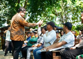 Mas Dhito Salurkan Bantuan Benih dan Traktor untuk Petani Ngadiluwih