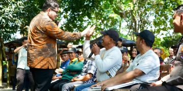 Mas Dhito Salurkan Bantuan Benih dan Traktor untuk Petani Ngadiluwih
