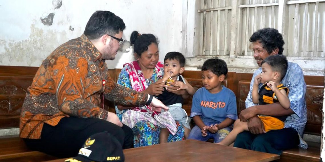 Mas Dhito Kunjungi Tiga Yatim di Kandat, Janjikan Perbaikan Rumah dan Beasiswa