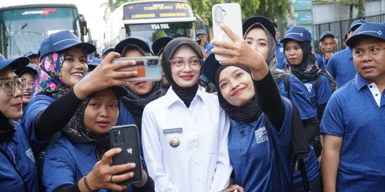 Mbak Wali Berangkatkan 1.100 Pekerja Hadiri Peresmian Museum Marsinah di Nganjuk