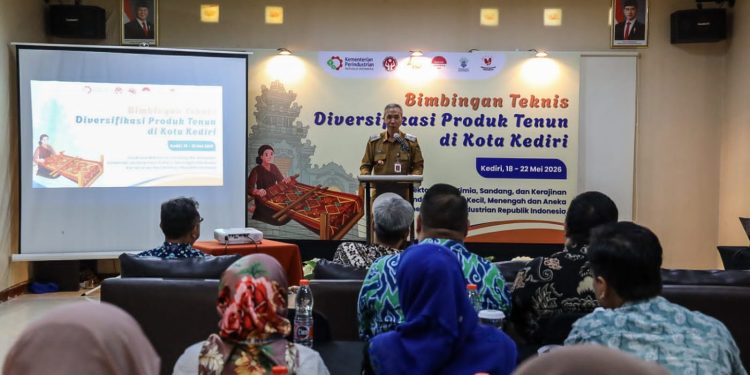 Dongkrak Daya Saing, Kemenperin dan Pemkot Kediri Gelar Bimtek Diversifikasi Tenun Ikat
