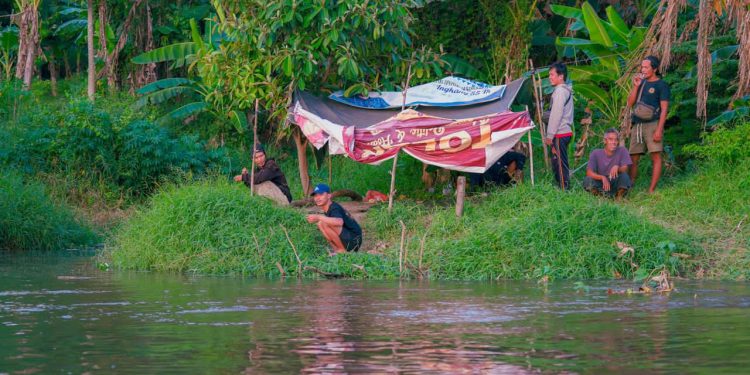 Pantau Pladu Sungai Brantas, Pj Sekda Kediri Ingatkan Warga Prioritaskan Keselamatan
