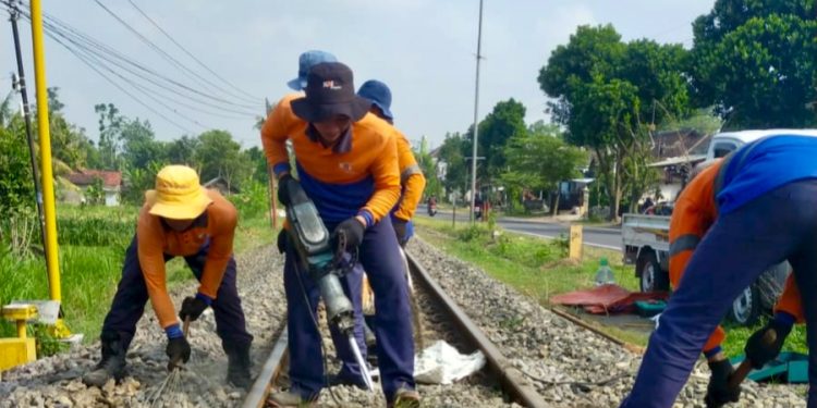Tingkatkan Keselamatan, KAI Daop 7 Madiun Tutup Perlintasan Liar di Talun Blitar