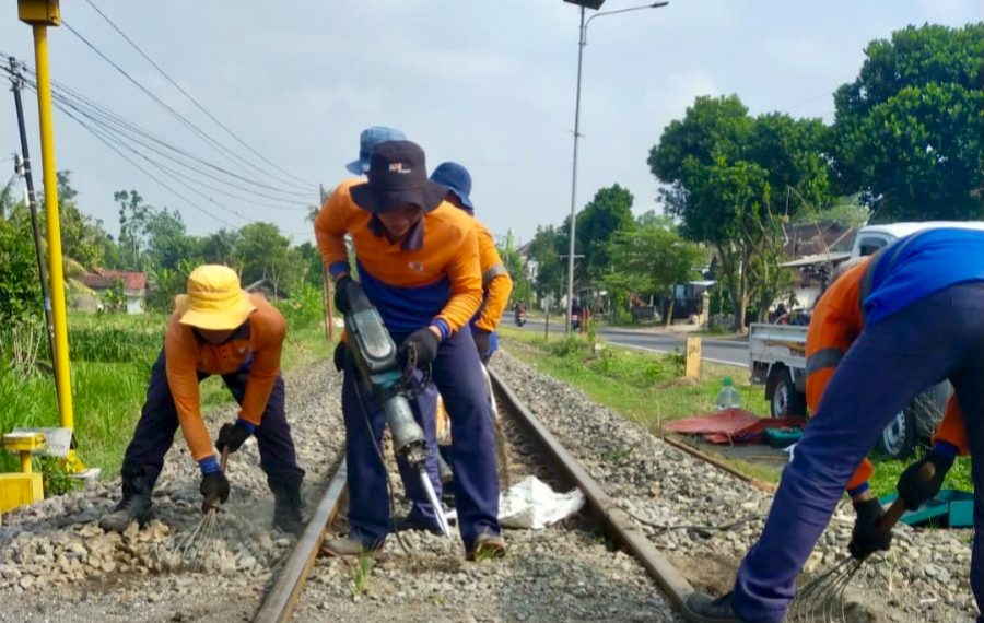 Tingkatkan Keselamatan, KAI Daop 7 Madiun Tutup Perlintasan Liar di Talun Blitar
