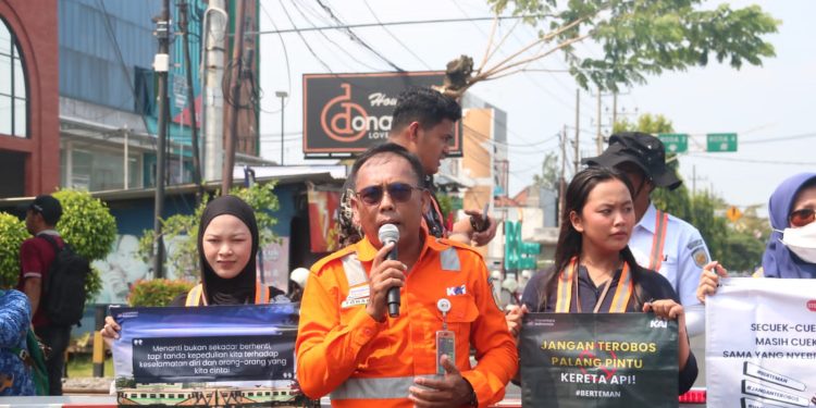 Momentum Harkitnas, KAI Daop 7 Madiun Gandeng Generasi Muda Kampanyekan Keselamatan di Perlintasan Kediri