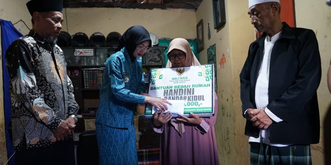 Mbak Wali Bersama Baznas Kediri Serahkan Bantuan Bedah Rumah untuk Warga Bandar Kidul