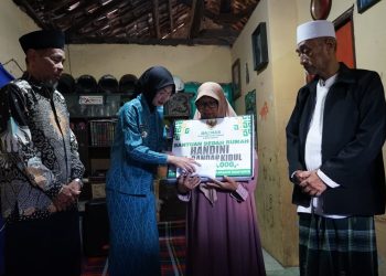 Mbak Wali Bersama Baznas Kediri Serahkan Bantuan Bedah Rumah untuk Warga Bandar Kidul