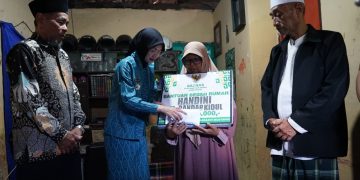 Mbak Wali Bersama Baznas Kediri Serahkan Bantuan Bedah Rumah untuk Warga Bandar Kidul