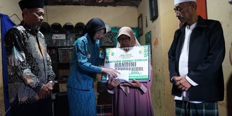 Mbak Wali Bersama Baznas Kediri Serahkan Bantuan Bedah Rumah untuk Warga Bandar Kidul