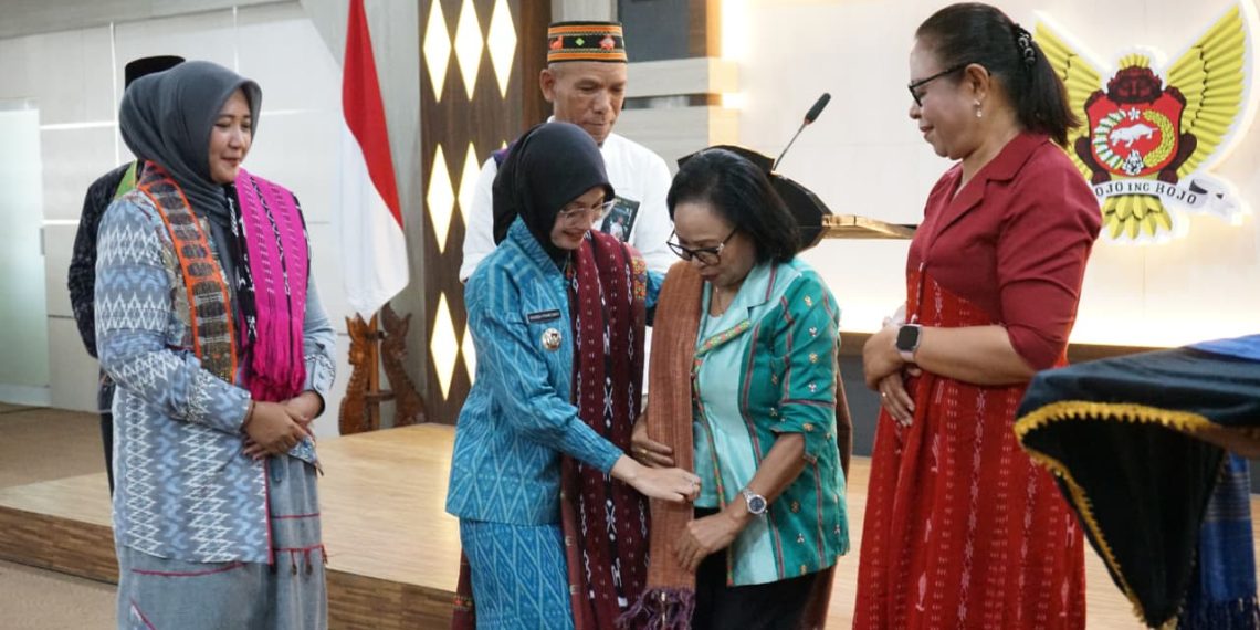 Terima Studi Tiru Dekranasda NTT, Mbak Wali Kenalkan Potensi Tenun Ikat Bandar Kidul