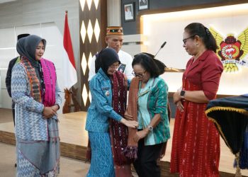 Terima Studi Tiru Dekranasda NTT, Mbak Wali Kenalkan Potensi Tenun Ikat Bandar Kidul