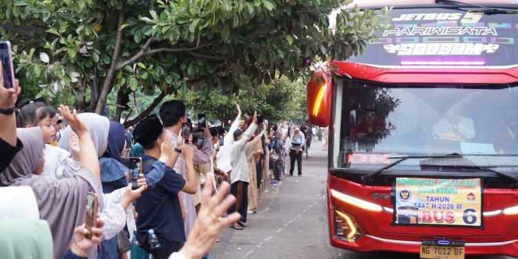Berangkatkan 280 Jemaah Haji Kota Kediri, Mbak Wali Pesan Saling Menjaga dan Jaga Kesehatan