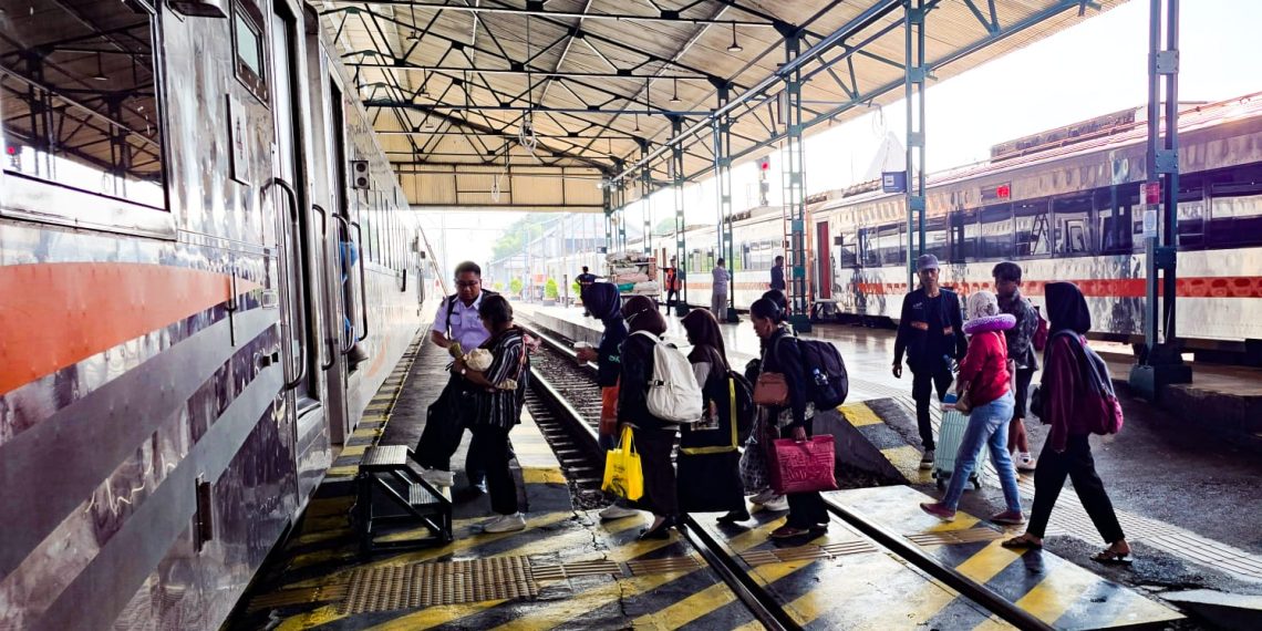 Dampak Gangguan di Stasiun Pasarsenen, KAI Daop 7 Madiun Minta Maaf Atas Keterlambatan Sejumlah Kereta