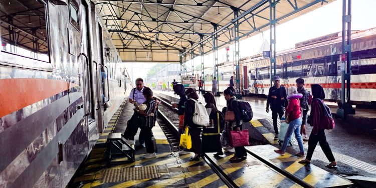 Dampak Gangguan di Stasiun Pasarsenen, KAI Daop 7 Madiun Minta Maaf Atas Keterlambatan Sejumlah Kereta