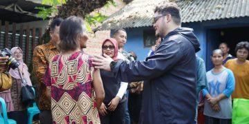 Gelar Social Riding, Mas Dhito Sambangi Rumah Mbah Minem Penjual Bunga di Ngadiluwih