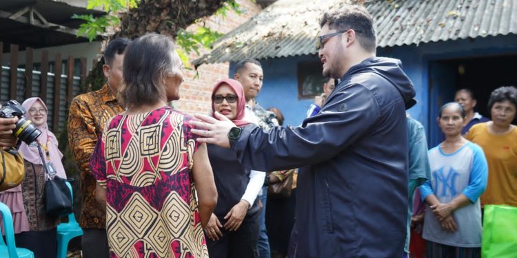 Gelar Social Riding, Mas Dhito Sambangi Rumah Mbah Minem Penjual Bunga di Ngadiluwih