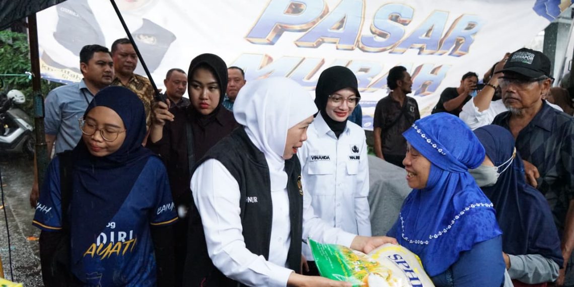 Dampingi Khofifah di Acara Sapa Bansos, Mbak Wali Tegaskan Komitmen Penyaluran Tepat Sasaran