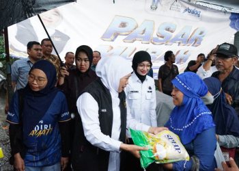 Dampingi Khofifah di Acara Sapa Bansos, Mbak Wali Tegaskan Komitmen Penyaluran Tepat Sasaran