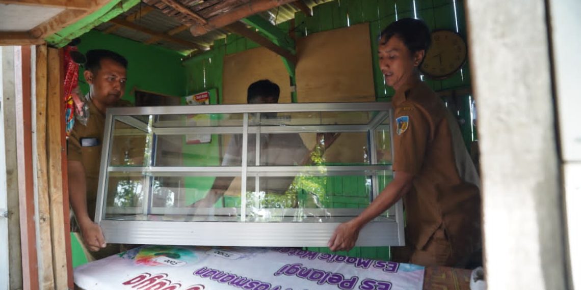 Sempat Jual Rumah Demi Pengobatan Istri, Suyanto Menangis Haru Terima Bantuan Modal Usaha dan Beasiswa dari Mas Dhito