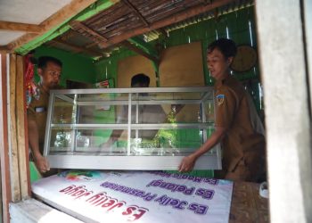 Sempat Jual Rumah Demi Pengobatan Istri, Suyanto Menangis Haru Terima Bantuan Modal Usaha dan Beasiswa dari Mas Dhito