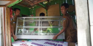 Sempat Jual Rumah Demi Pengobatan Istri, Suyanto Menangis Haru Terima Bantuan Modal Usaha dan Beasiswa dari Mas Dhito