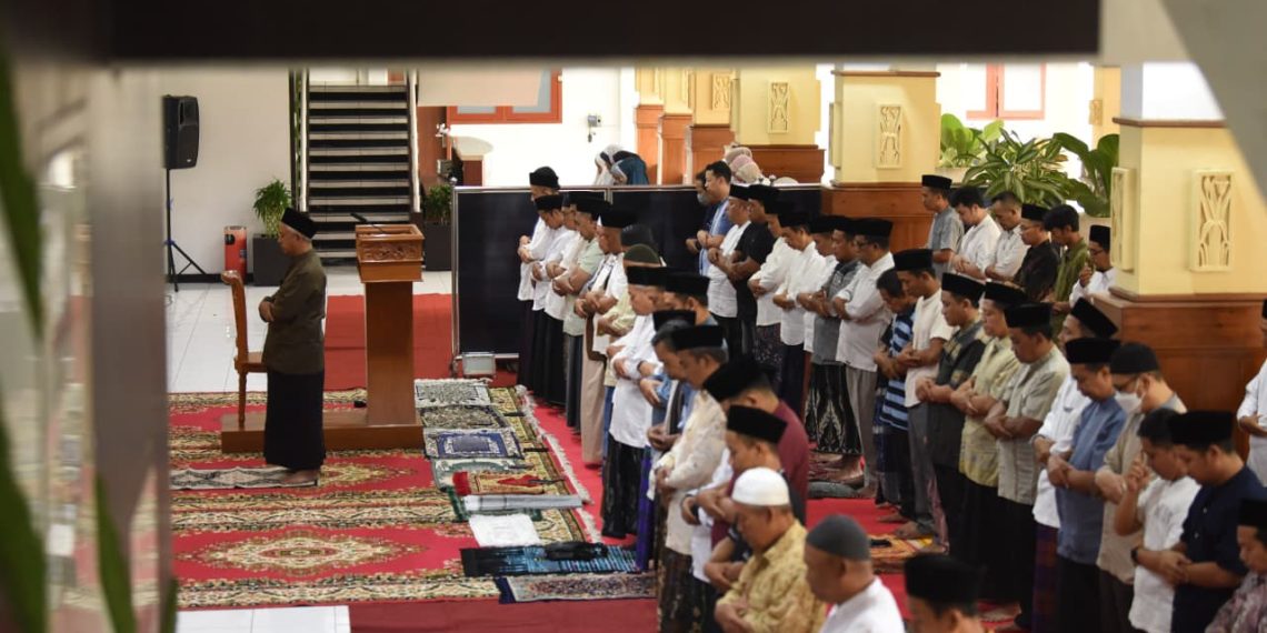Perkuat Kebersamaan di Balai Kota, Mbak Wali Salat Iduladha Bersama Jajaran Pemkot Kediri