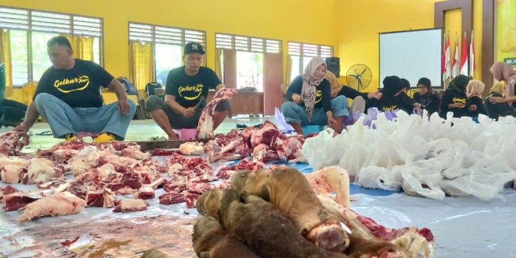 Perkuat Ukhuwah, Golkar Kabupaten Kediri Bagikan 500 Paket Daging Kurban