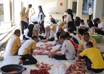 Wujud Kepedulian Sosial, Kantor Imigrasi Kediri Sembelih Hewan Kurban dan Bagikan Ratusan Paket Daging ke Warga