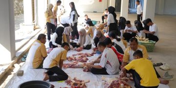 Wujud Kepedulian Sosial, Kantor Imigrasi Kediri Sembelih Hewan Kurban dan Bagikan Ratusan Paket Daging ke Warga