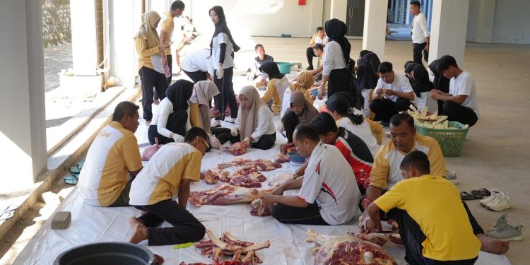 Wujud Kepedulian Sosial, Kantor Imigrasi Kediri Sembelih Hewan Kurban dan Bagikan Ratusan Paket Daging ke Warga