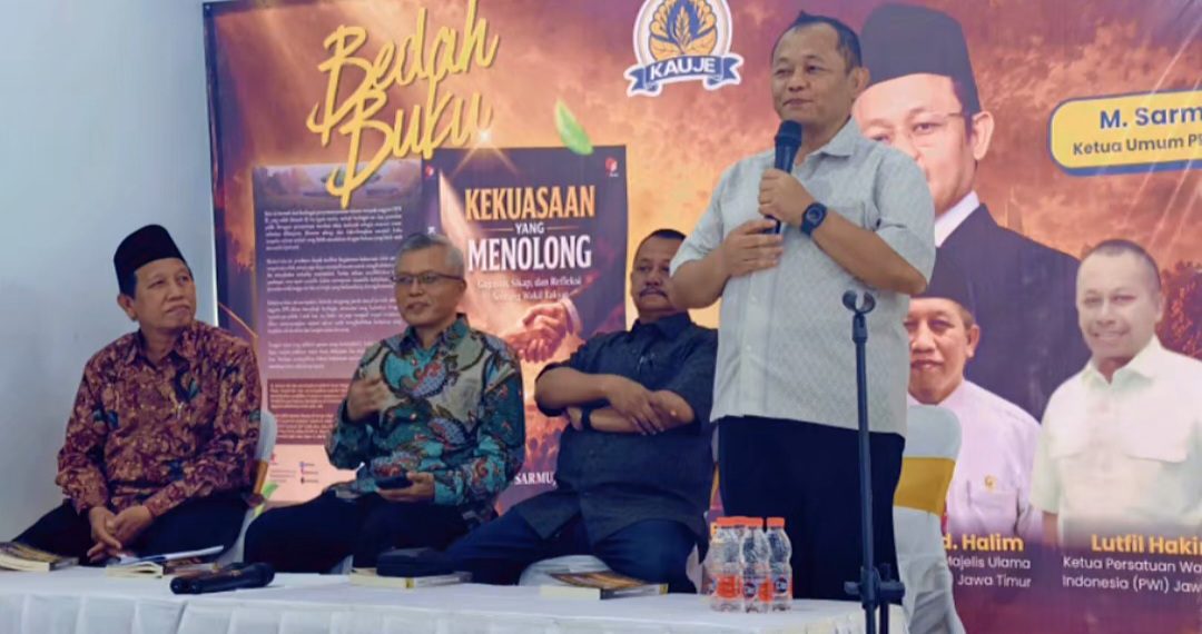 Sarmuji Bedah Buku “Kekuasaan yang Menolong” di Jember
