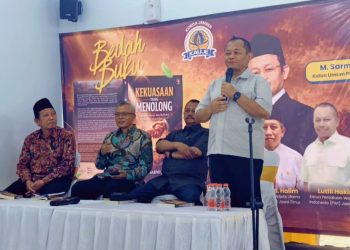 Sarmuji Bedah Buku “Kekuasaan yang Menolong” di Jember