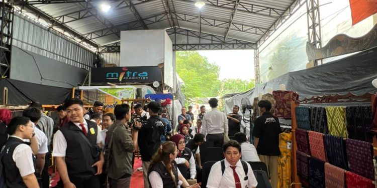 Dukung Sport Tourism, KONI Kediri Ajak Atlet Taekwondo Internasional City Tour ke Kampung Tenun