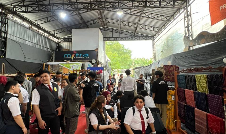 Dukung Sport Tourism, KONI Kediri Ajak Atlet Taekwondo Internasional City Tour ke Kampung Tenun