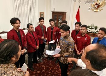 Usai Dialog, Wapres Gibran Salat Magrib Berjamaah dengan Mahasiswa