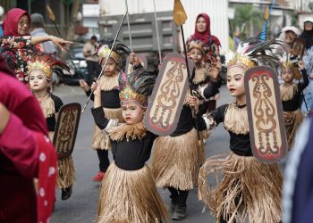 Merti Dusun Kirab Nawa Tirta Kencana Warnai Puncak Grebek Suro di Kelurahan Pesantren