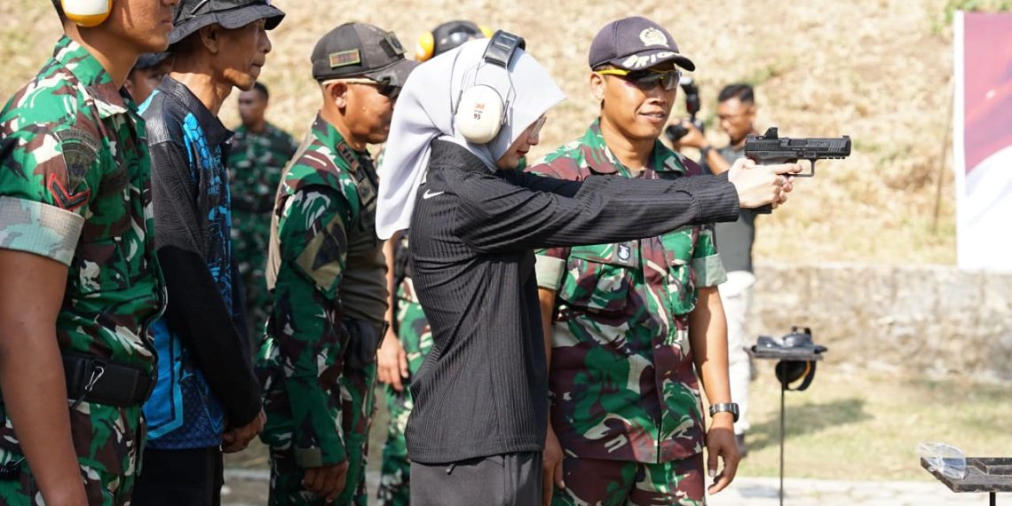 Sambut HUT ke-80 Polri, Wali Kota Kediri Bersama Forkopimda Plus Ikuti Lomba Menembak dan Naik Rantis Anoa