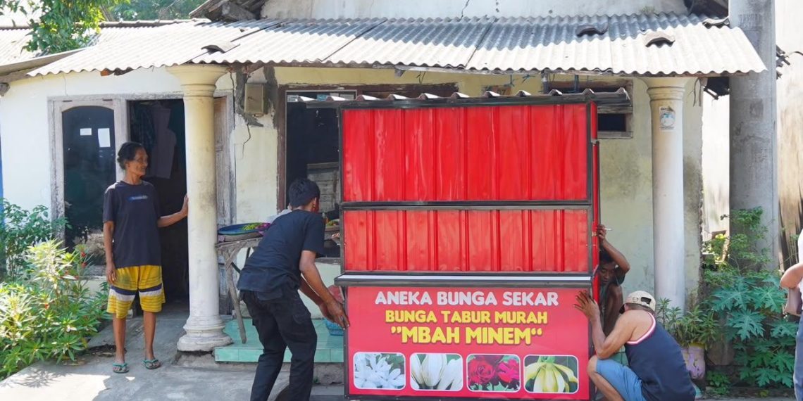 Bupati Kediri Realisasikan Bantuan Rombong Usaha Baru untuk Mbah Minem Penjual Bunga Tabur