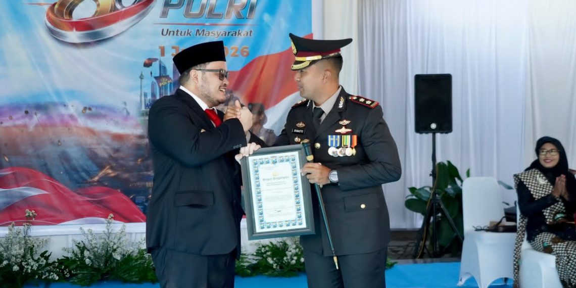 Sinergi dengan Polri Kuat, Bupati Kediri Terima Penghargaan di Hari Bhayangkara ke-80