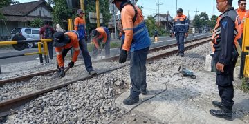 Tingkatkan Keselamatan Perjalanan, KAI Daop 7 Madiun Tutup Perlintasan Liar di Blitar