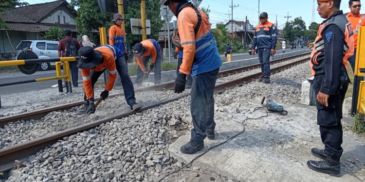 Tingkatkan Keselamatan Perjalanan, KAI Daop 7 Madiun Tutup Perlintasan Liar di Blitar