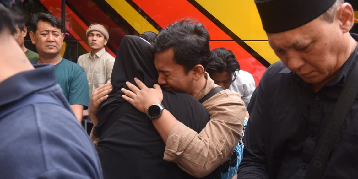 Suasana Haru dan Bahagia Sambut Kepulangan Jemaah Haji Kota Kediri di GOR Jayabaya