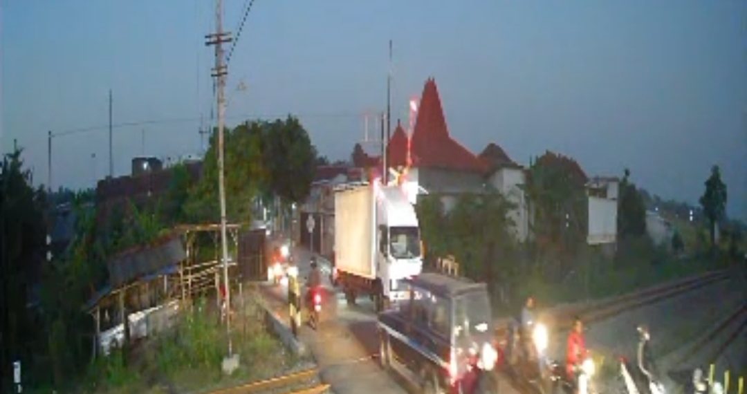 Truk Boks Tabrak Palang Pintu Perlintasan di Nganjuk, KAI Daop 7 Madiun Sayangkan Kecerobohan Pengendara