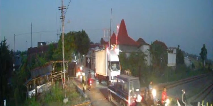 Truk Boks Tabrak Palang Pintu Perlintasan di Nganjuk, KAI Daop 7 Madiun Sayangkan Kecerobohan Pengendara