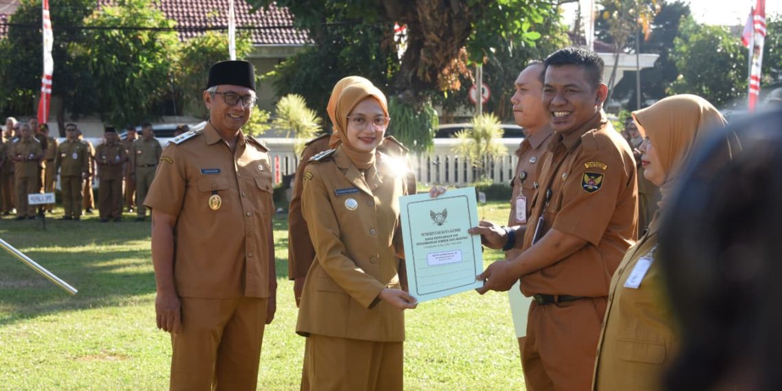 Wali Kota Vinanda Prameswati Serahkan SK Kenaikan Pangkat bagi 29 ASN Pemkot Kediri